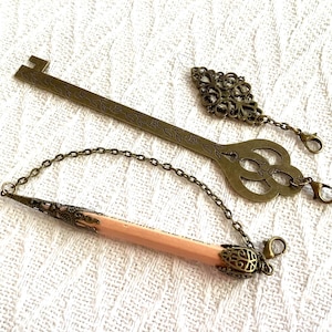 Victorian Style Chatelaine Sewing Tool Set: Bronze Needle Threader, Pencil, Ruler imagem 1