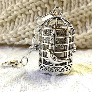 Dedal y jaula de plata: Herramienta Chatelaine con motivo de pájaro de estilo victoriano