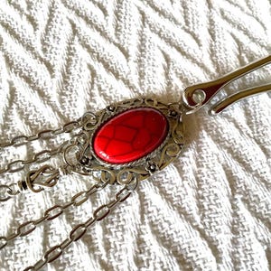 Chatelaine de plata: Portaherramientas de costura con piedra roja y nudo celta