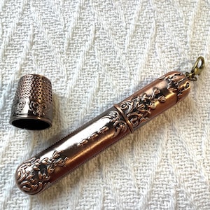 Estuche para agujas y dedal de cobre rojo: herramienta de costura estilo Chatelaine victoriano.