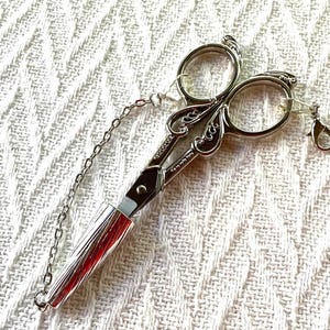 Tijeras de costura florales con funda: estilo victoriano de plata antigua, accesorio Chatelaine de aspecto vintage.