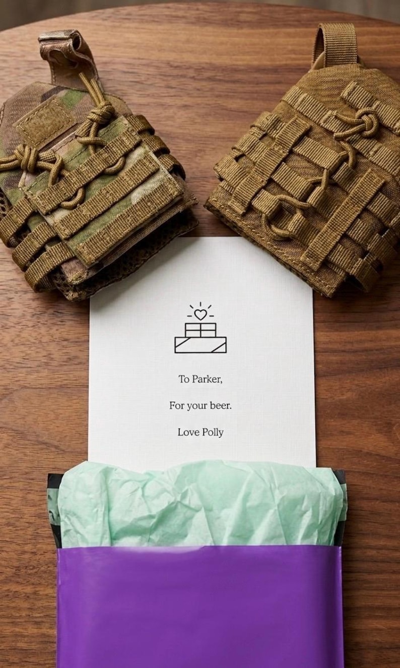 Puede incluir: Se muestran dos bolsas de equipo t&aacute;ctico en colores camuflaje y beige. Una tarjeta con una ilustraci&oacute;n de coraz&oacute;n y casa dice: &laquo;Para Parker, por tu cerveza. Love Polly&raquo;. Se ve una caja morada con papel de seda verde.