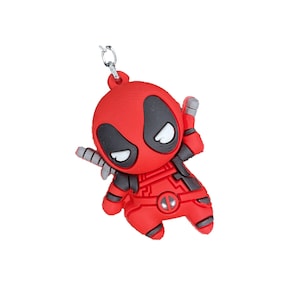 Peut inclure: Porte-cl&eacute;s de personnage de dessin anim&eacute; rouge et noir de Deadpool avec une cha&icirc;ne argent&eacute;e. Le personnage tient une &eacute;p&eacute;e dans une main et porte un masque noir sur les yeux.
