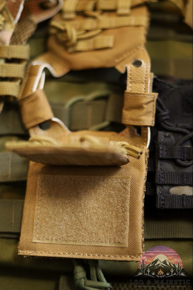 Puede incluir: Primer plano de un chaleco t&aacute;ctico en tonos beige, verde oliva y negro. El chaleco presenta m&uacute;ltiples correas, bolsillos y un parche de velcro. El dise&ntilde;o sugiere un enfoque en la funcionalidad y la durabilidad.