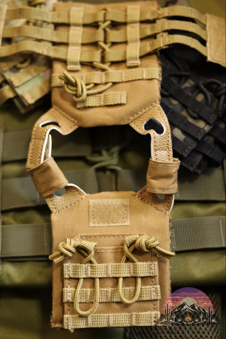 Puede incluir: Chaleco t&aacute;ctico color beige con m&uacute;ltiples correas y bolsillos. El chaleco presenta un dise&ntilde;o modular con una serie de correas para sujetar equipo adicional. La combinaci&oacute;n de colores es beige y verde oliva, con detalles en negro.
