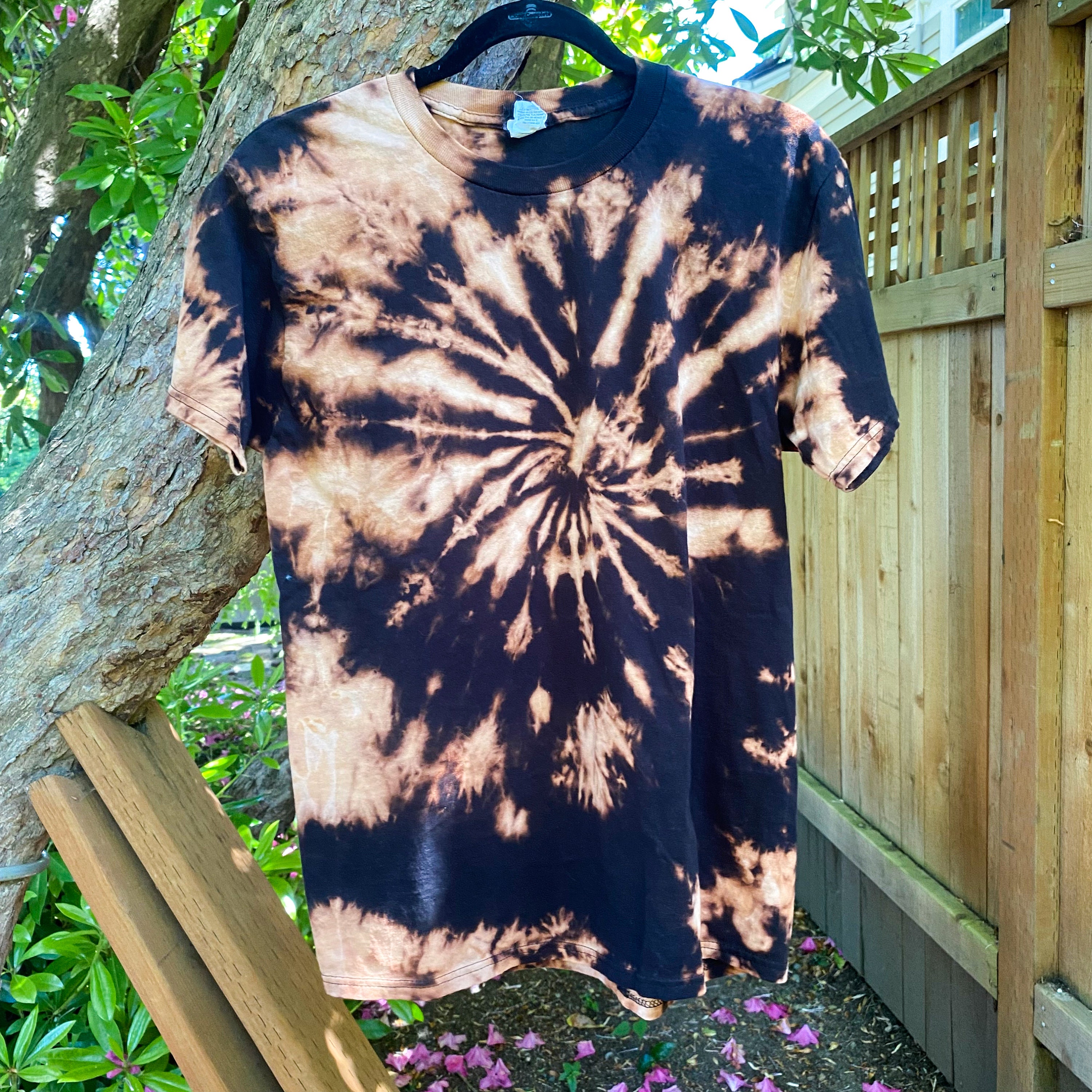 how to tie dye a white shirt with bleach