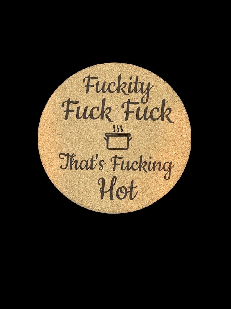 Peut inclure: Sous-verre rond en li&egrave;ge avec le texte "F**kity F**k F**k That's F**king Hot" et une petite illustration d'une casserole avec de la vapeur qui en sort.