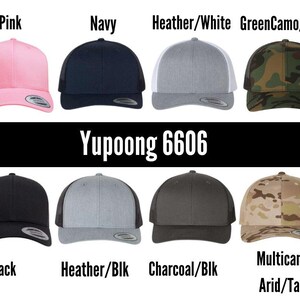 Op de afbeelding: Een collectie trucker caps in diverse kleuren, waaronder roze, marineblauw, heather grey en groen camouflage. De caps hebben een mesh achterkant en een gebogen klep. De tekst "Yupoong 6606" staat in het midden.