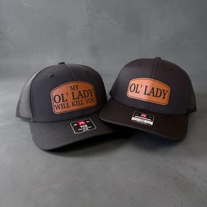 Gorras a juego para parejas con la frase "Mi vieja te matará", regalos divertidos para él y para ella.