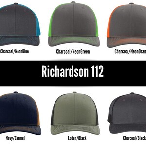 Op de afbeelding: Een verzameling Richardson 112 trucker caps in diverse kleurencombinaties. De caps hebben een houtskoolgrijs voorpaneel en klep, met mesh rug in kleuren als neonblauw, neongroen, neonoranje, marine en zwart. De tekst "Richardson 112" is zichtbaar.