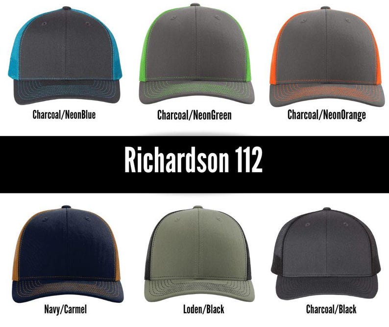 Op de afbeelding: Een verzameling Richardson 112 trucker caps in diverse kleurencombinaties. De caps hebben een houtskoolgrijs voorpaneel en klep, met mesh rug in kleuren als neonblauw, neongroen, neonoranje, marine en zwart. De tekst "Richardson 112" is zichtbaar.