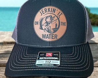 Gorra de camionero divertida para pescar: Parche de cuero con la frase "Masturbándose en el agua"