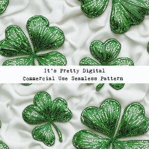 Pode incluir: Um padrão sem costura com folhas de trevo verdes com uma textura brilhante e brilhante sobre um fundo branco. O texto "It's Pretty Digital Commercial Use Seamless Pattern" é exibido na parte inferior da imagem.
