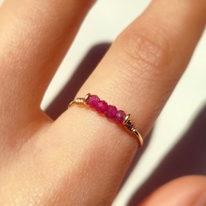 Anillo de alambre de rubí crudo delicado, relleno de oro de 14 quilates, relleno de oro rosa, plata de ley, anillo de barra de cristal, anillo de apilamiento de oro fino, piedra natal de julio