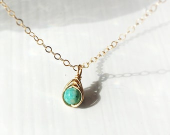 Malutki naszyjnik z turkusem, wypełniony 14-karatowym złotem, kamień urodzinowy grudnia