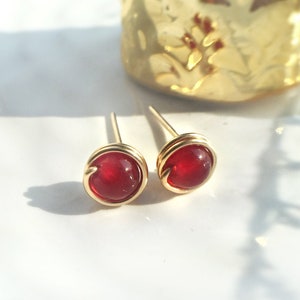 Pendientes ruby stud 14K Gold Filled, Rose Gold Filled, Sterling Silver Wire Wrapped Gemstone Stud Earrings, Julio Piedra de Nacimiento