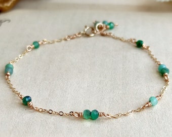 Pulseira delicada de esmeralda com preenchimento de ouro 14K, preenchimento de ouro rosa, prata esterlina, pulseira de pedras preciosas de corrente fina, presente de pedra do mês de maio para ela