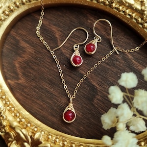 Dainty Ruby Pendientes y Collar Set 14K Gold Filled, Ruby Wedding Anniversary Gifts, July Birthstone Gift, Birthstone Jewelry