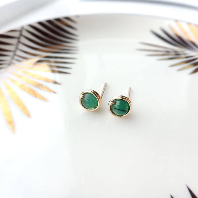 Echte Emerald Stud Oorbellen, 14K Goud Gevuld - Sterling Zilveren Draad Verpakte Groene Emerald Oorbellen, Mei Birthstone afbeelding 1