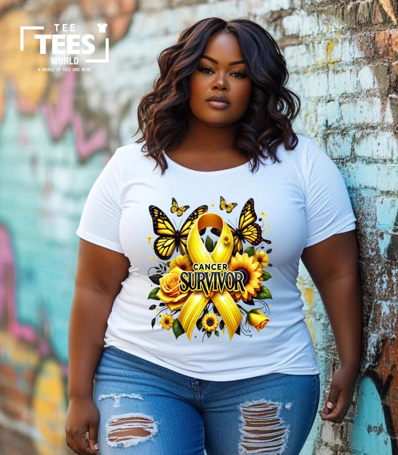 K&ouml;nnte beinhalten: Wei&szlig;es T-Shirt mit einem gelben Band, Schmetterlingen und Sonnenblumen. Das Band tr&auml;gt den Schriftzug "Cancer Survivor".