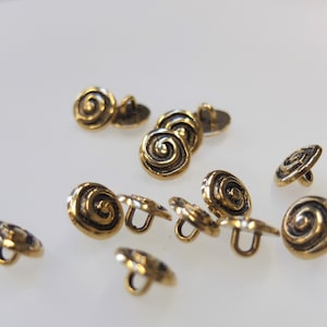 Bottoni vintage, color oro, 15 pezzi, con motivo a spirale. La seconda variante contiene 100 pezzi di questo articolo e costa 20,-