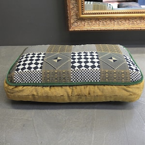 Sofa cushion with piping, cuboid shape