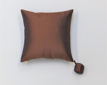 Small cushion with cube tassel from the "Copper" series