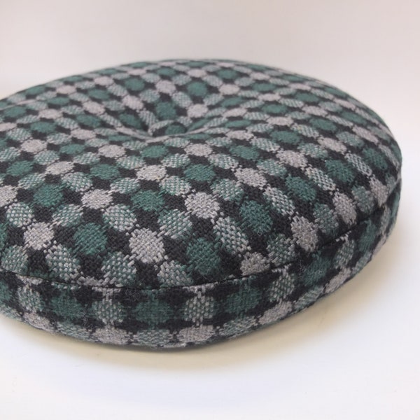 coussins ronds en tissu de laine à motifs vert-noir-gris, le remplissage est cousu, avec bouton rembourrage au centre