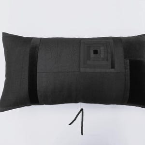 Schwarzer Kissenbezug, 65/34 cm Patchwork, verschiedene schwarze Stoffe, gefüttert und mit verdecktem Reißverschluss.