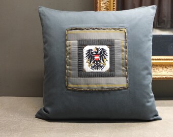 Almohada con águila austriaca bordada
