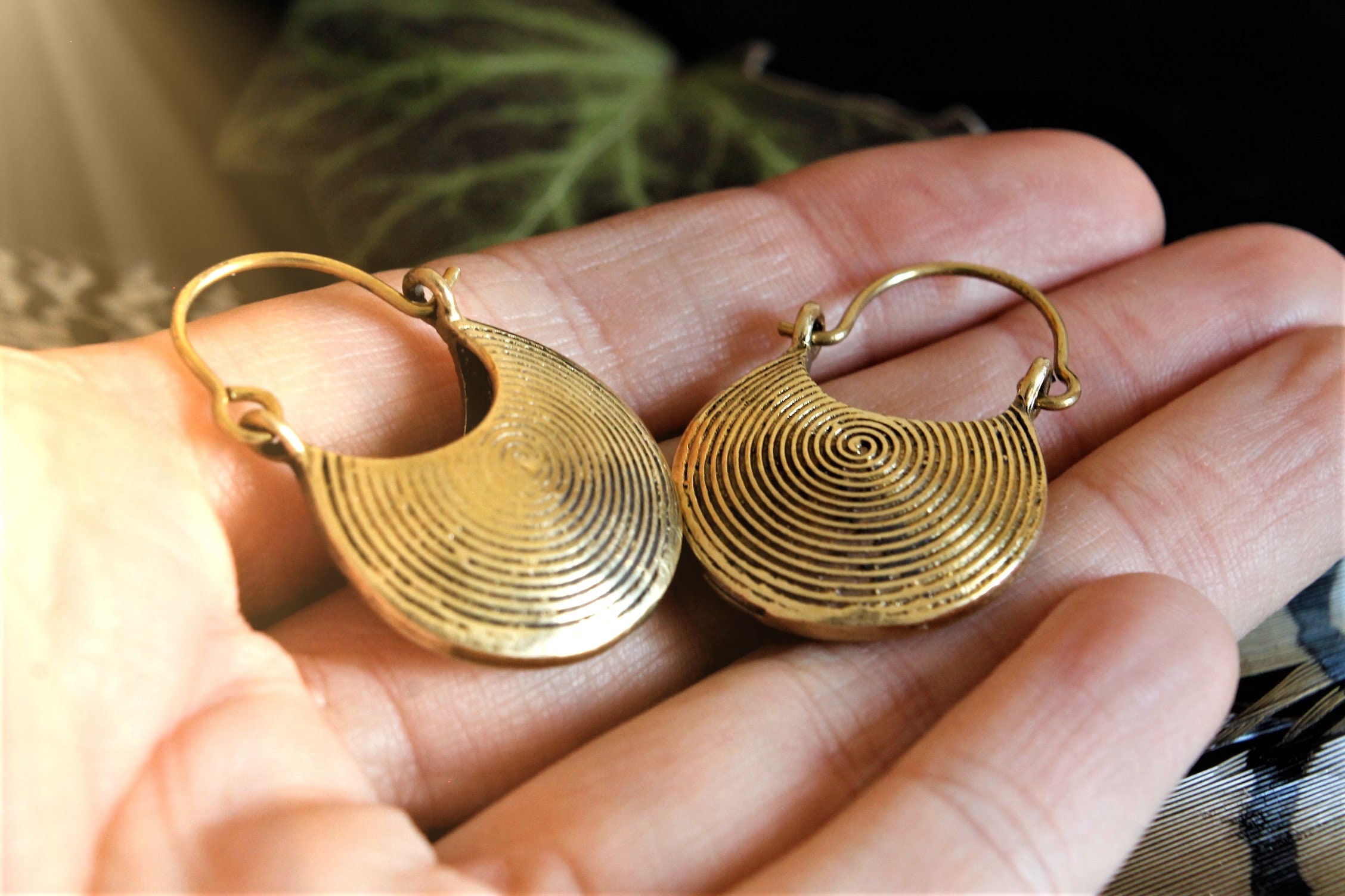 Ohrringe Tribal runde Platte gewölbt mit kleinen Kugeln Verzierung aus antik gold Brass