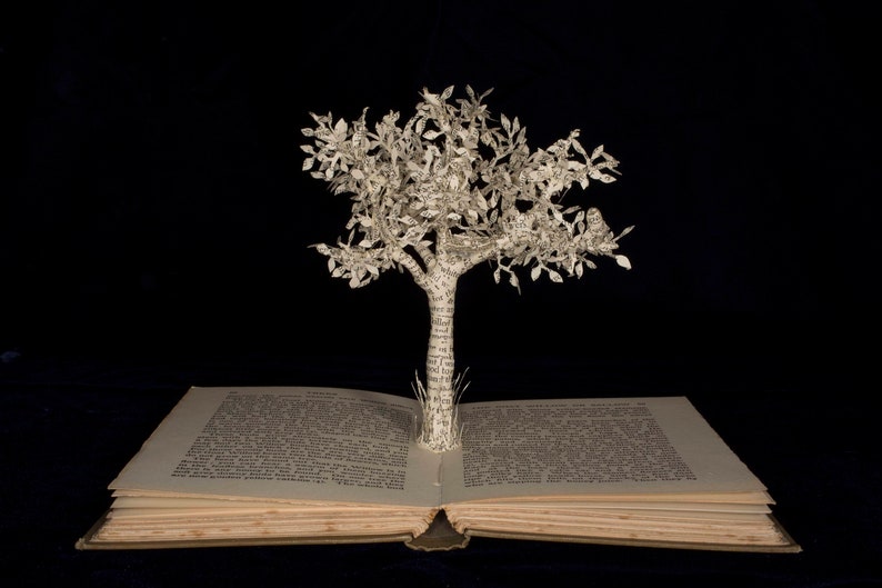 Черное дерево книга. Скульптуры из старых книг. Скульптура книги из дерева. Скульптуры из книг в библиотеке. Фигуры из книг сердце.