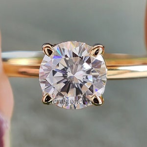 Stunning 0.25 CT Colorless Round Moissanite Solitaire Engagement Ring, Dainty Wedding Ring, 10k/14k/18k/Platinum Ring, Propose Ring GR21 imagem 1