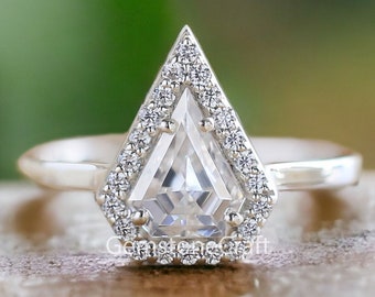 1,09 carat, bague bouclier, bague de fiançailles bouclier, bague en moissanite bouclier, bague en moissanite taille bouclier, bague en diamant bouclier, bague en moissanite GR461