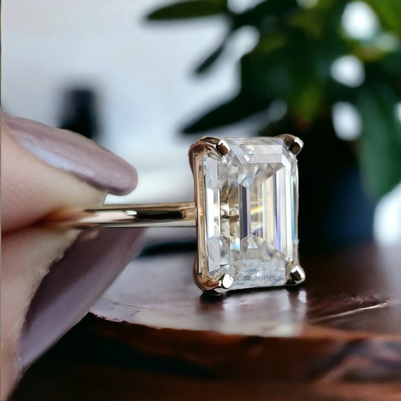 3.00 CT Emerald Cut Engagement Ring in Solid Yellow 10K/14k/18k Gold, Emerald Cut Solitaire Engagement Ring, Brilliant Moissanite Ring GR01 afbeelding 2