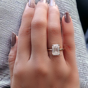 3.00 CT Emerald Cut Engagement Ring in Solid Yellow 10K/14k/18k Gold, Emerald Cut Solitaire Engagement Ring, Brilliant Moissanite Ring GR01 afbeelding 6
