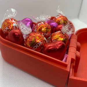 3Dプリントされたバレンタインハートにリンツとチョコレートのギフトが詰め込まれています
