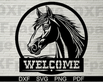 Può includere: Silhouette in bianco e nero di una testa di cavallo all'interno di un cerchio con la parola "WELCOME" sotto. L'immagine è su uno sfondo di mattoni bianchi.