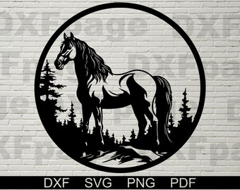 Può includere: Silhouette nera di un cavallo all'interno di una cornice circolare, con un paesaggio forestale. Il cavallo è raffigurato in piedi, con dettagli. L'immagine include il testo "DXF SVG PNG PDF" in basso.