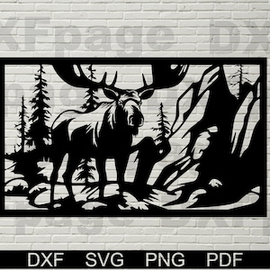 Puede incluir: Silueta en blanco y negro de un alce de pie en un bosque con montañas en el fondo. El alce tiene grandes astas y mira al espectador. El bosque está formado por árboles y arbustos. Las montañas son altas y escarpadas.