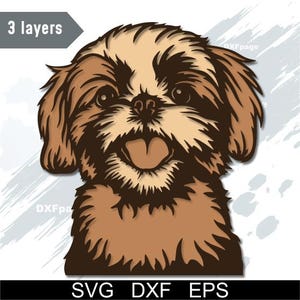 Op de afbeelding: Een gelaagde illustratie van een Shih Tzu-hondengezicht, met bruine en bruinachtige tinten. De hond heeft een open mond, die zijn tong laat zien. De afbeelding bevat de tekst "3 layers" en bestandstype-opties: SVG, DXF en EPS.