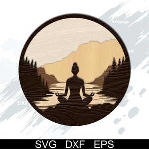 Peut inclure: Une œuvre d'art murale en bois représentant une personne méditant en position du lotus. Le design comprend un paysage de montagne, des arbres et de l'eau, le tout dans un cadre circulaire. Le fond de l'image affiche le texte: SVG, DXF, EPS.