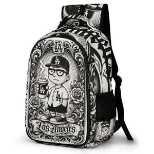 Könnte beinhalten: Ein schwarz-weißer Rucksack mit einer Comicfigur, die eine LA-Kappe und ein Trikot trägt und einen Kaffeebecher mit LA-Logo hält. Das Design zeigt florale Ornamente, den Schriftzug LA und ein Banner mit der Aufschrift Los Angeles.