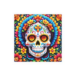 Könnte beinhalten: Ein farbenfroher Zucker Schädel mit aufwendigen floralen Designs und leuchtend gelben Augen. Der Schädel ist von einem Kranz aus Blumen in den Farben Rosa, Gelb, Blau und Grün umgeben.