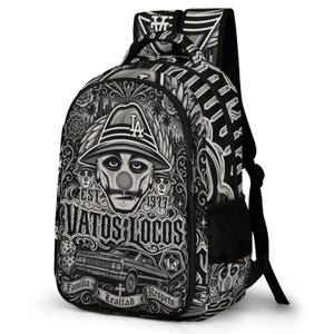 Può includere: Uno zaino bianco e nero con una stampa grafica di una persona con cappello fedora e il testo "VATOS LOCOS", "EST 1973", "Familia", "Lealtad" e "Respeto". Il design include un'auto classica, dadi e un logo LA sul cappello e sulla maniglia superiore.