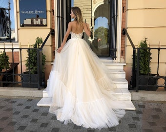 A-Linie Brautkleid, Spaghettiträger Brautkleid mit Schleppe, Brautkleid aus Spitze, mit tiefem V Brautkleid