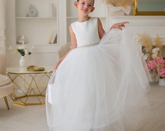 ivory flower girl dress with crystal sash, classic junior bridesmaid dress for church wedding, simple white Communion dress with sash