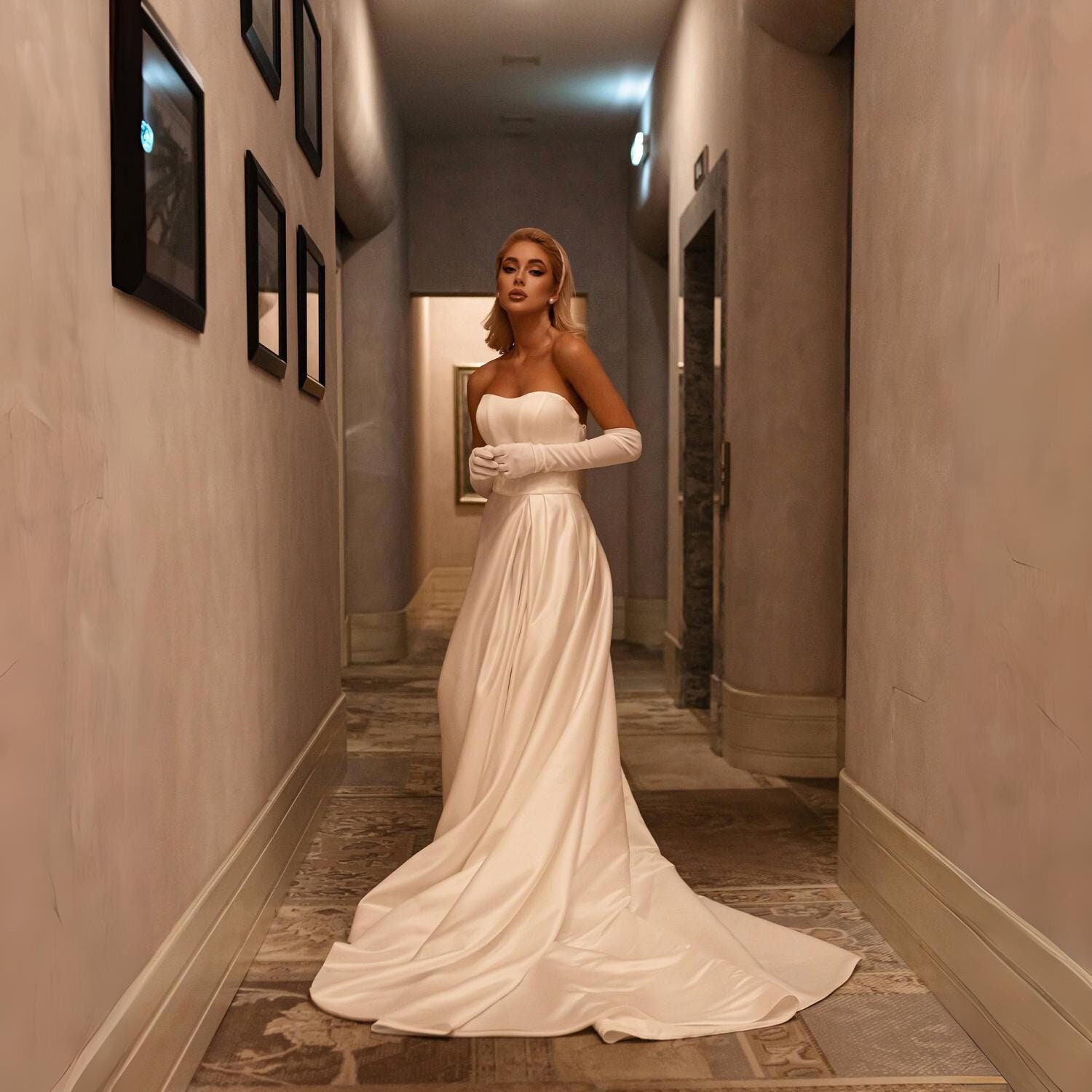 offers wholesaler satin Lilou wedding dress, Hollywood inspired