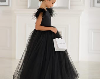 Vestido preto simples para daminha de honra, vestido marfim para daminha júnior, vestido preto total para convidada de casamento infantil, vestido preto para fotos de família infantil