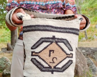 Hand-woven Arhuaca bag | "Divine Leaf" | Backpack made of organic native wool